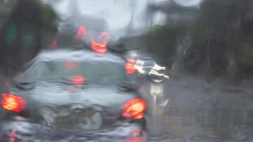 Jelenia Góra w wodnym chaosie: Ulewy zalewają drogi i domy, IMGW ostrzega przed dalszymi opadami