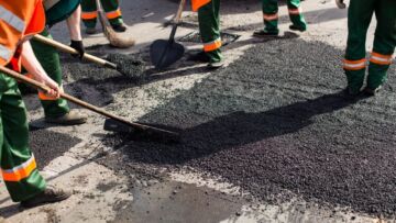Rozmowy o modernizacji dróg w Komarnie: spotkanie z radnymi gminy