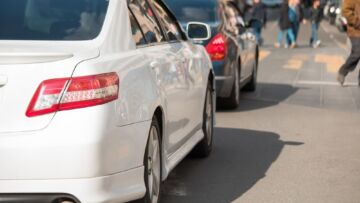 Ostrzeżenie: Śliskie drogi w Jeleniej Górze – zachowaj szczególną ostrożność!