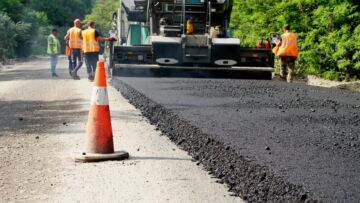 Prace na ul. Dolnej: Utrudnienia z powodu montażu barier ochronnych