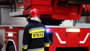 Policja zapewnia bezpieczeństwo podczas manewrów straży pożarnej w Jeleniej Górze