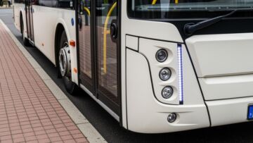 Jelenia Góra stawia na ekologię: 8 nowych elektrycznych autobusów na ulicach miasta