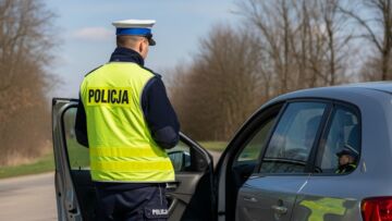 Kierowca bez uprawnień zatrzymany z narkotykami w samochodzie