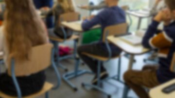 Bezpieczne spacery – policjant i strażnik miejski uczą dzieci zasad bezpieczeństwa